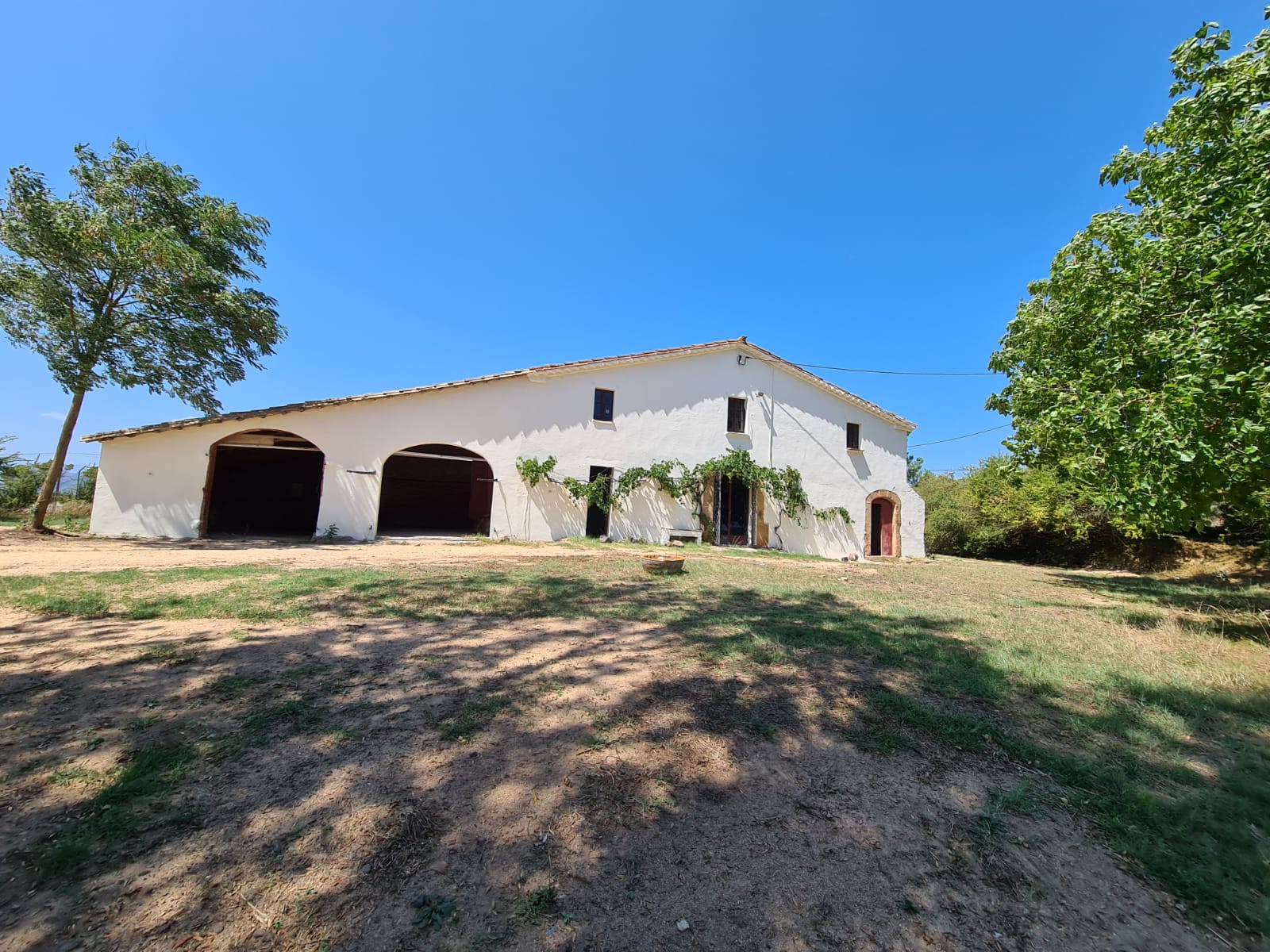 Interesting farmhouse for sale dating from the 19th century with 550 m2 built and a 30hectare