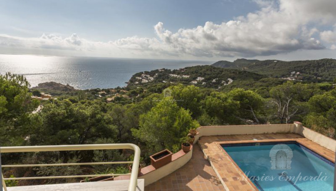 Espectaculares vistas del mar y calas de Aigua Gélida desde la terraza de la planta dos de la casa.  