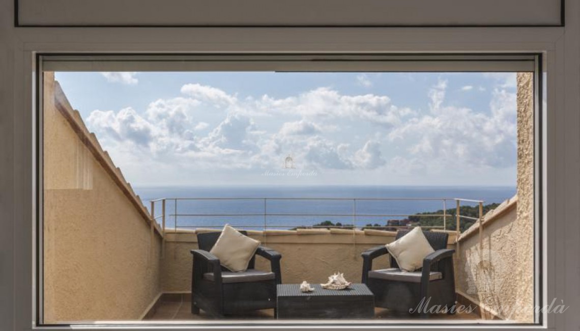 Vista de la terraza privada y el mar desde el interior de una de las suites de la casa 