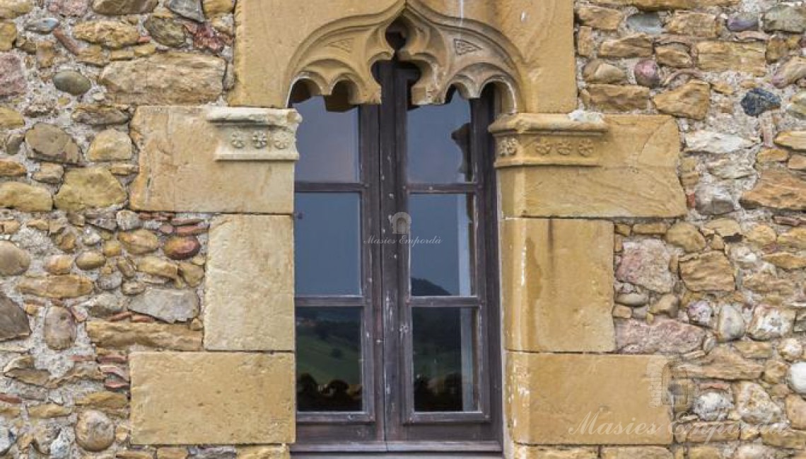 Detalle de ventanal con dintel gótico 