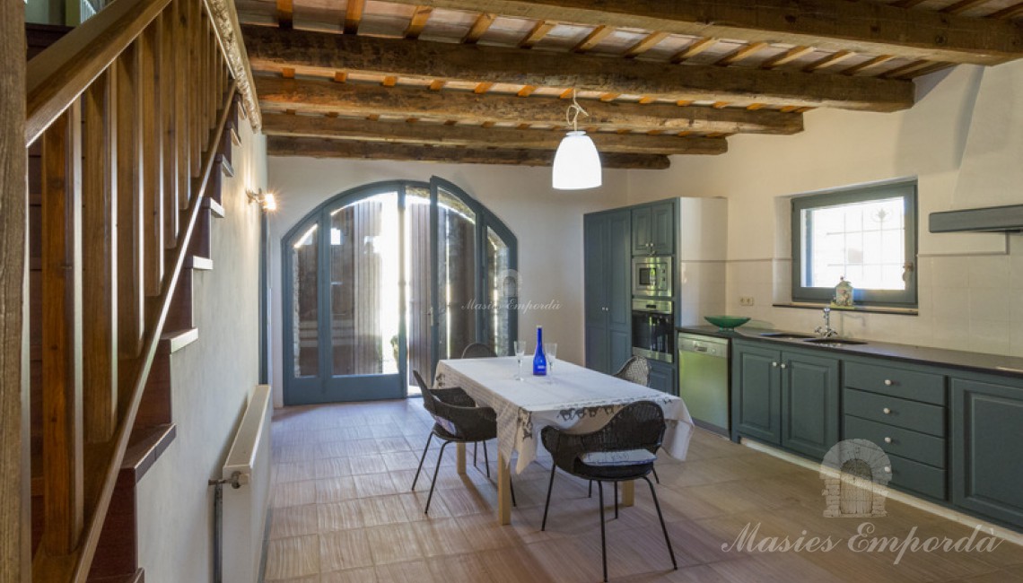 Cocina comedor del apartamento de la masía en planta baja
