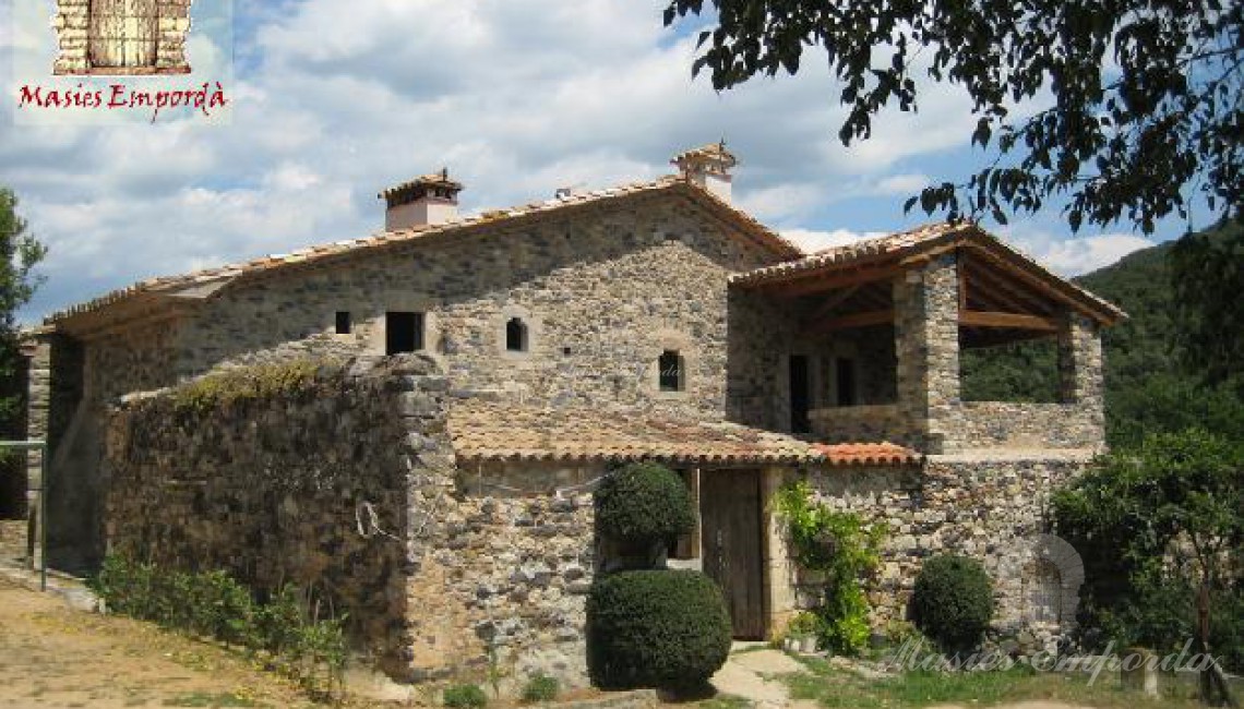 Vista del conjunto constructivo principal de la masía con patio interior