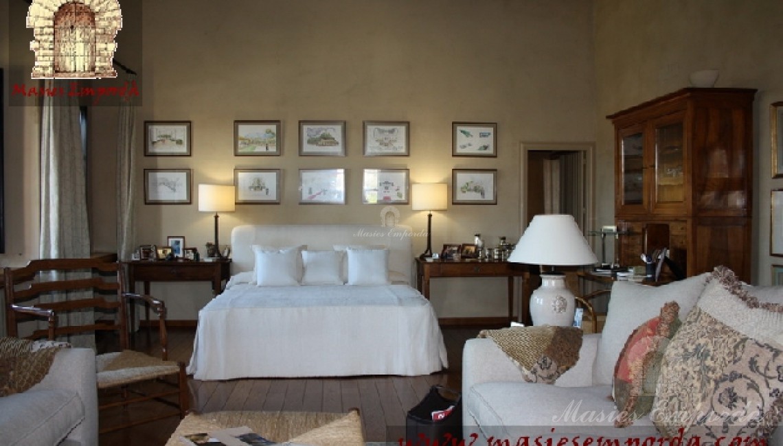 Suite de la casa con salón interior privado y vistas al jardín de la propiedad. 