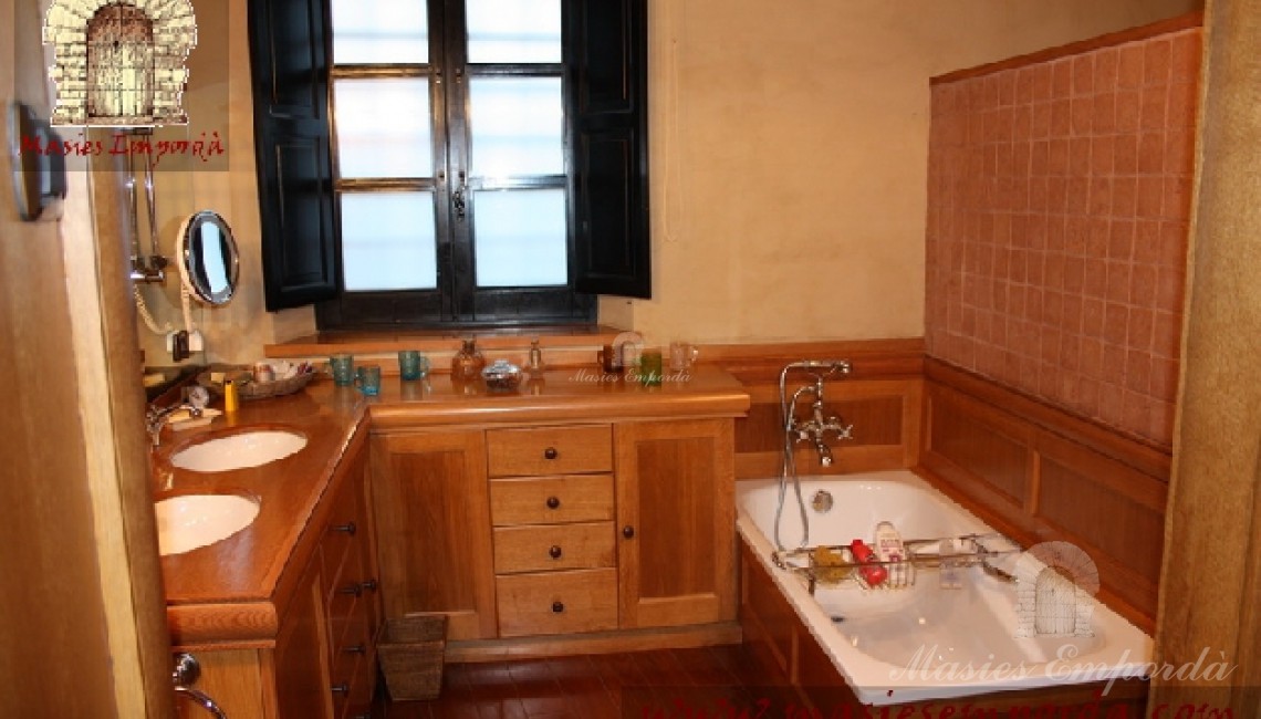 Detalle del baño de la suite con bañera 