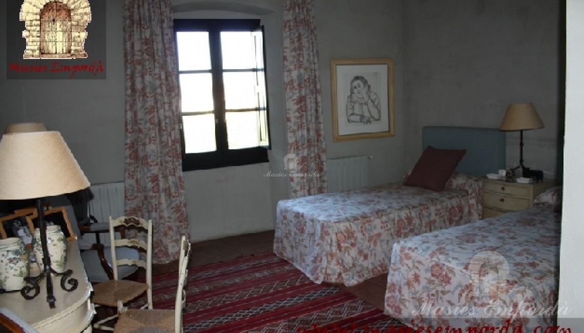 Otra habitación de la casa con dos camas individuales 