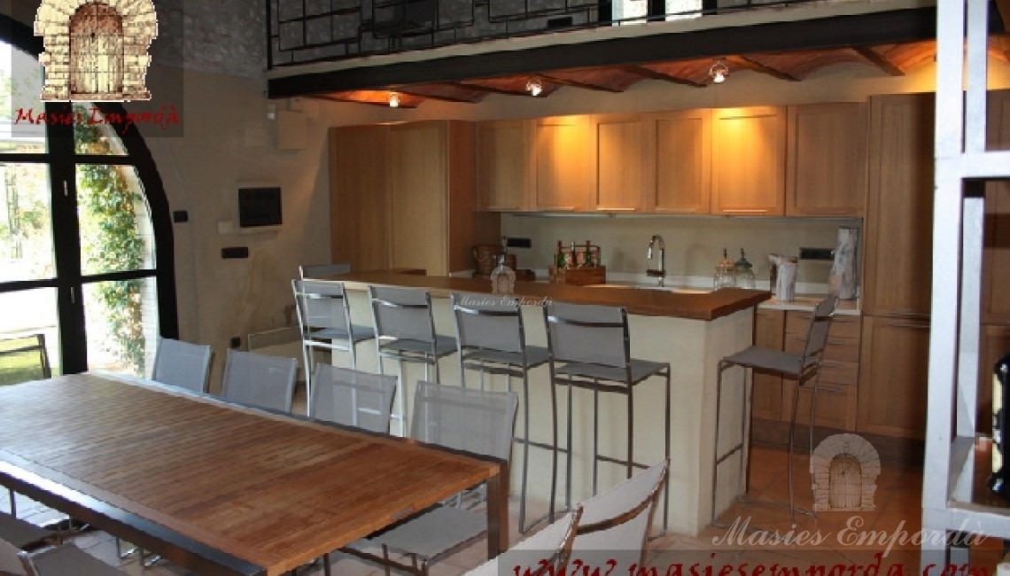 Cocina y comedor del pabellón de verano de la casa junto a la piscina