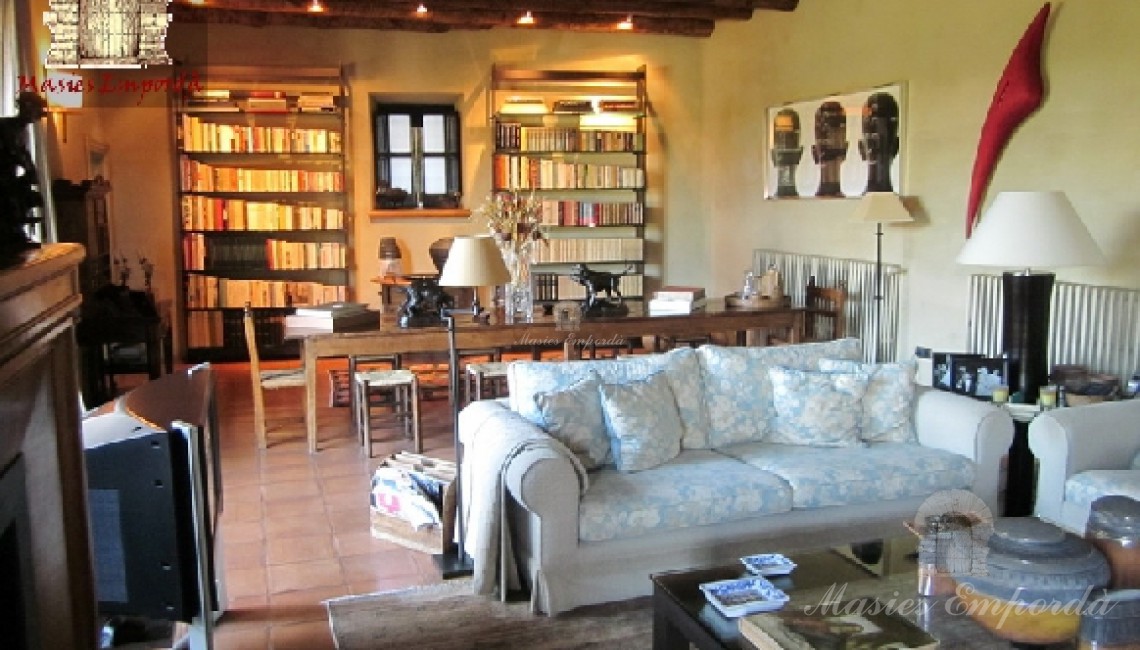 Detalle del salón principal con la biblioteca 