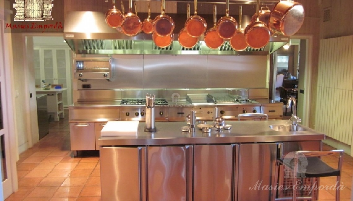 Vista de la cocina con equipamiento profesional toda ella en acero inoxidable 
