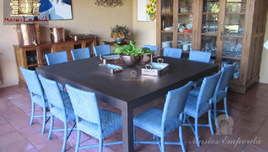  Comedor de verano de la casa junto a la cocina y con salida al jardín directamente