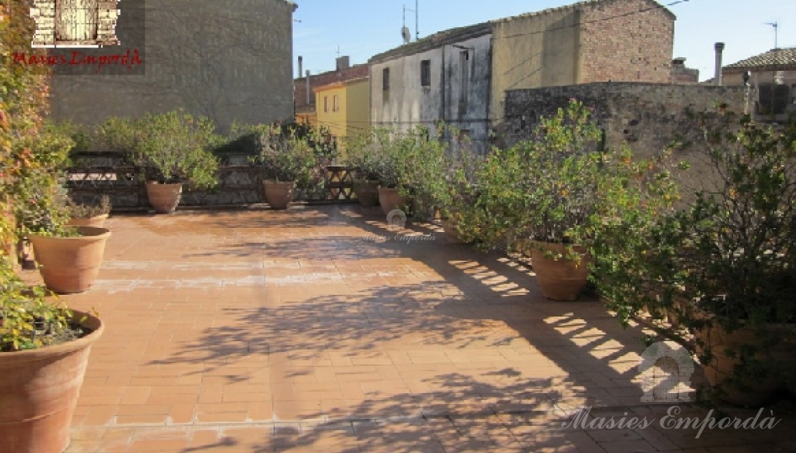 Vista de la terraza ubicada en fachada sobre el porche corrido en fachada que la soporta 