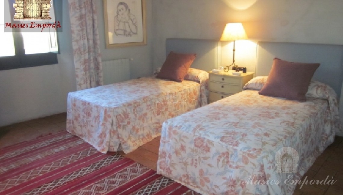 Otra habitación doble de la casa con dos camas individuales 