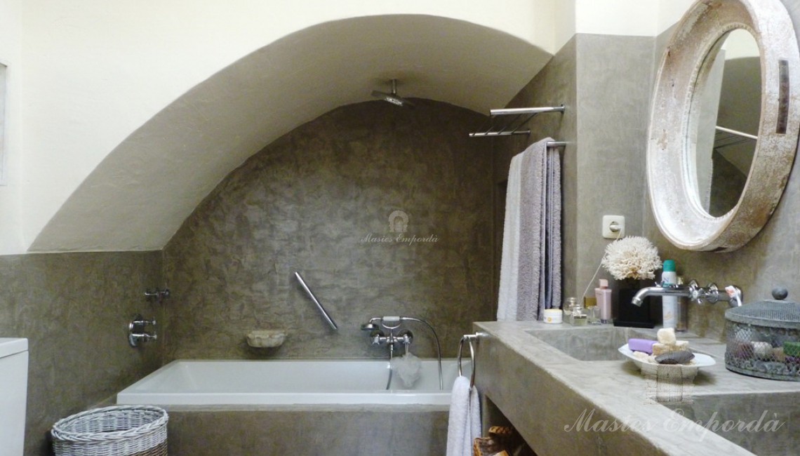 Baño completo de una de las habitaciones de la planta con bañera lucernario que le da una claridad extraordinaria 