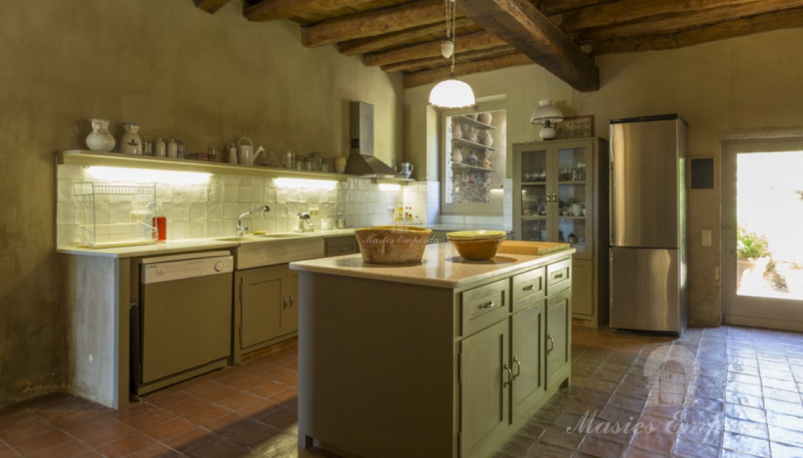 Cocina que tiene salida al patKitchen with access to the inner courtyard of the house io interior de la masía 