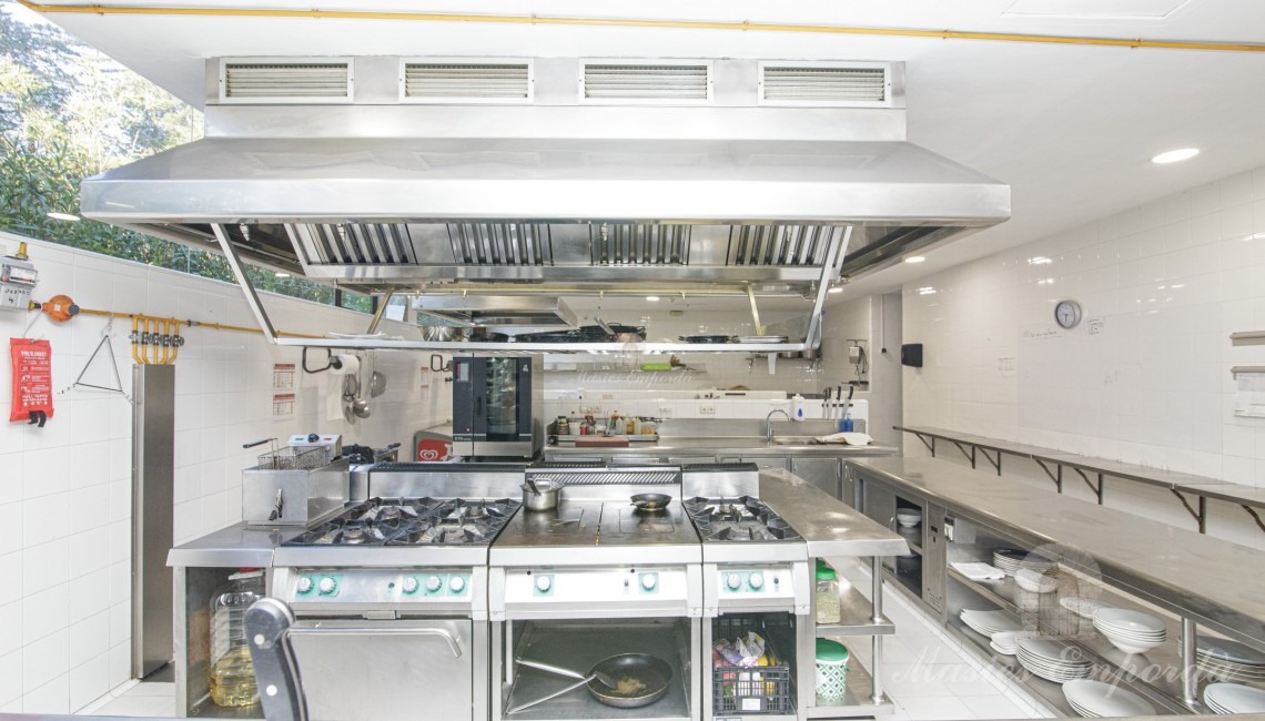 Spectacular fully equipped kitchen