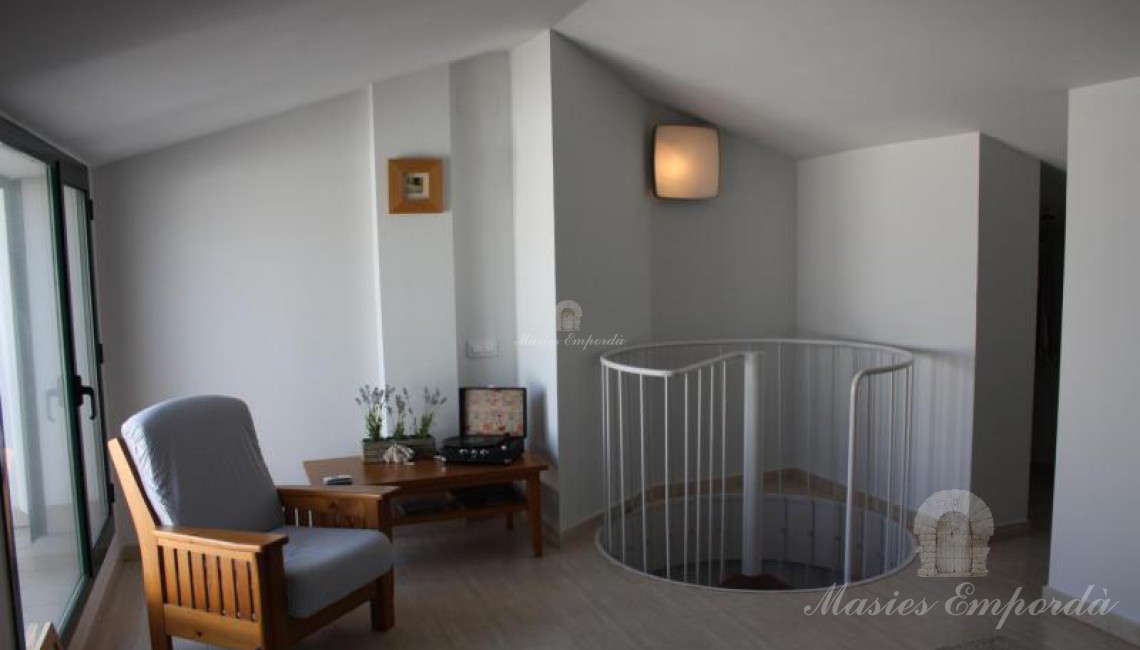 Detalle de la suite de la segunda planta con el vestidor a la derecha de la imagen 