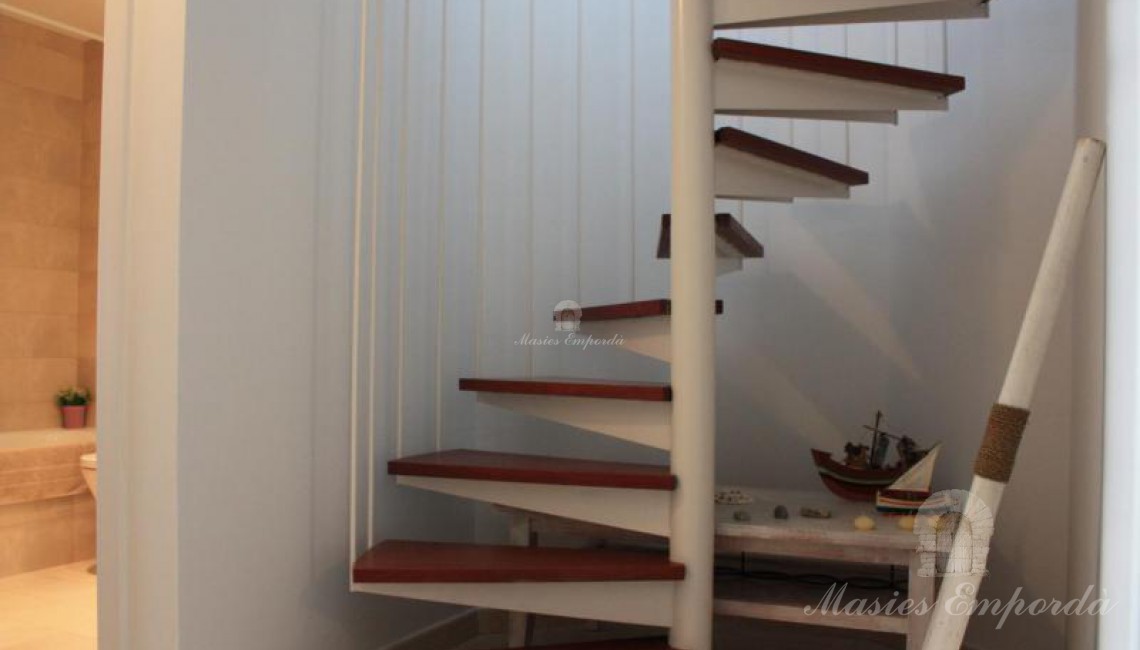 Escalera de acceso a la segunda planta 