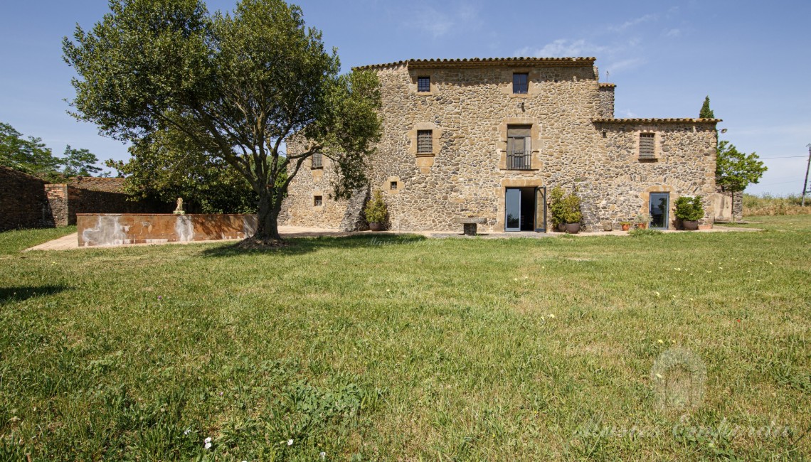 General view of the farmhouse and garden