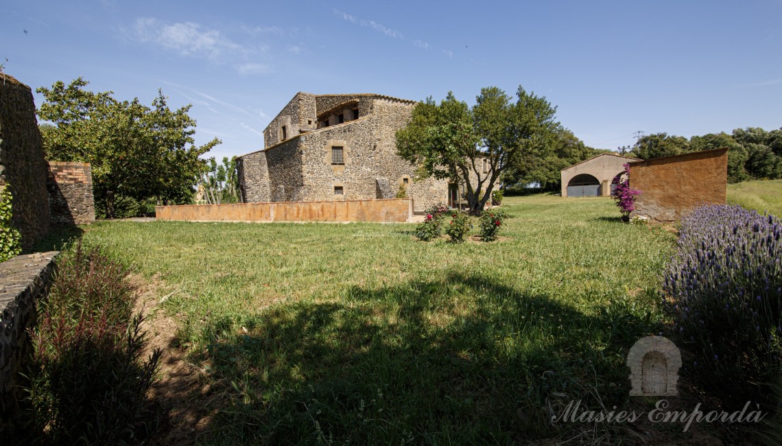 General view of the farmhouse, garden and hayloft at the back of the picture.
