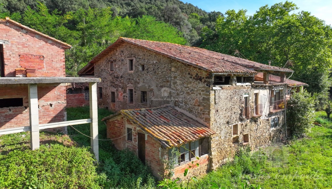 Views of the farmhouse as a whole
