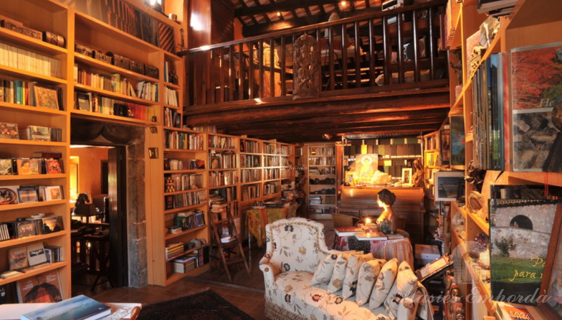 Maravilloso salón de estar de la planta piso de la casa con una biblioteca con altillo en madera que te quedas maravillado viéndolo