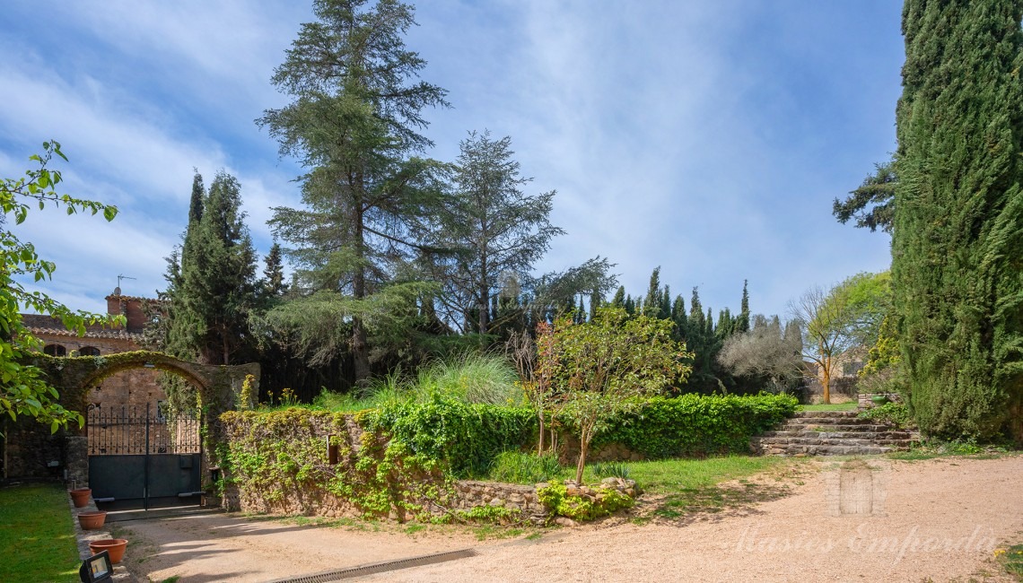Views of the entrance to the farmhouse