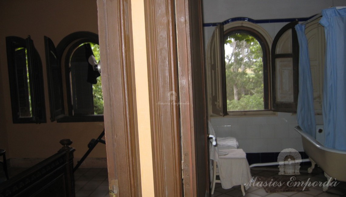 Unos de los baños de la casa y una de las habitaciones de la misma 