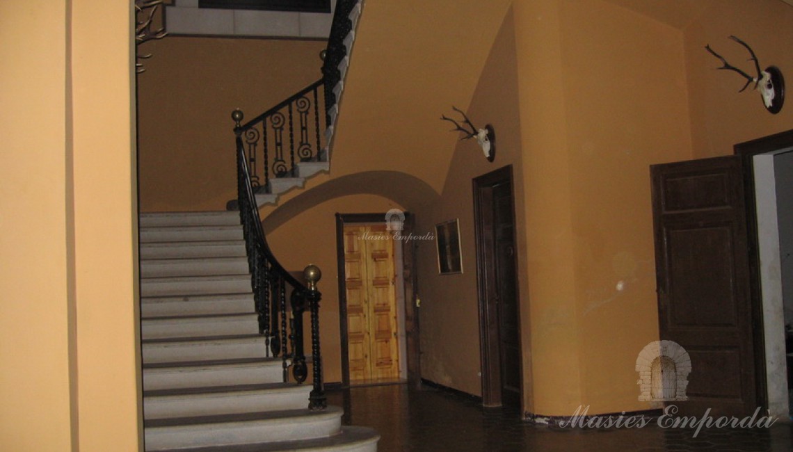 Hall de entrada con escalinata de acceso a plantas 