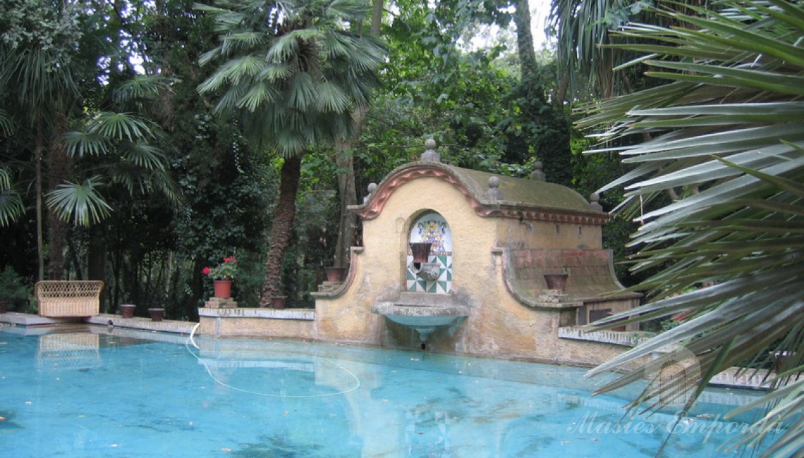 Detalle de la piscina de la casa con fuente en el centro de esta 