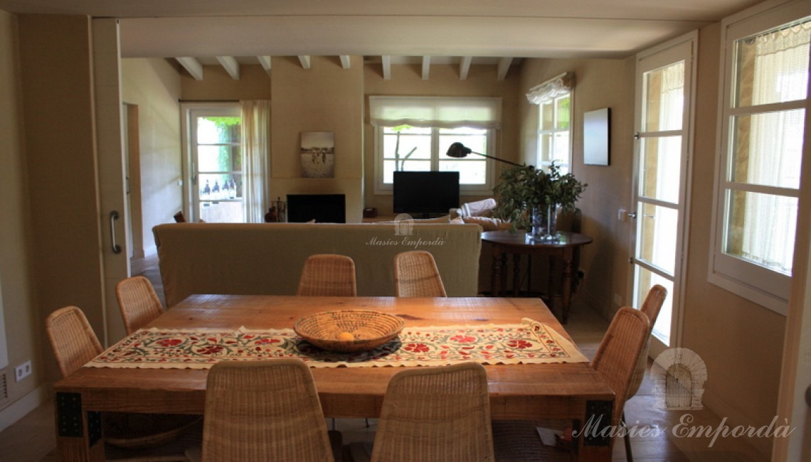 Comedor principal de la casa con el salón al fondo de la imagen  