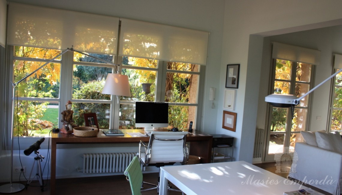 Detalle de esta suite con despacho con vistas al castillo de Foixà