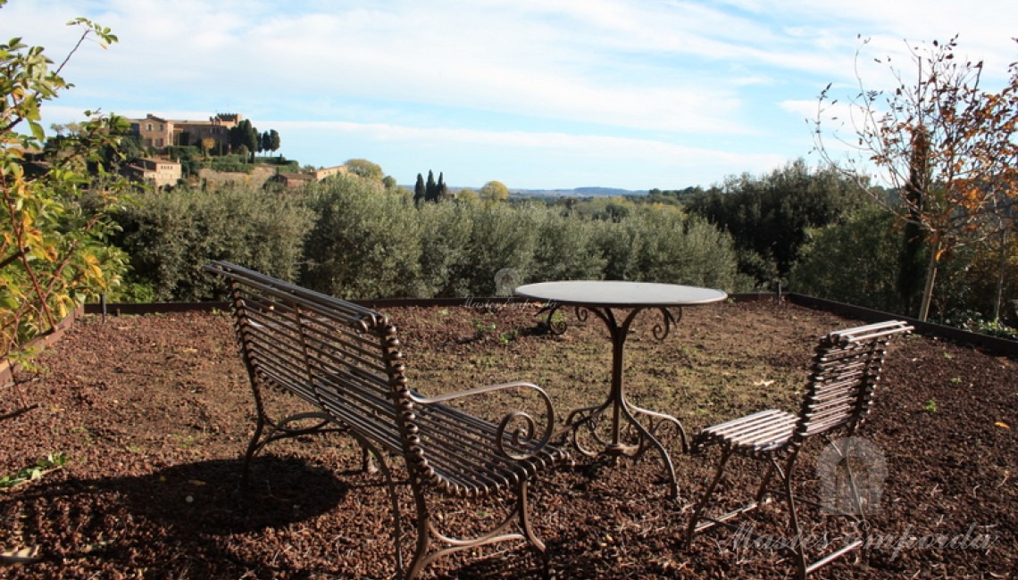 Terraza sobre el garaje con maravillosas vistas del Empordà