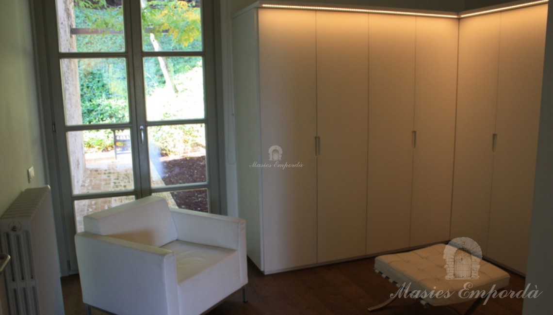 Vestidor con salida al jardín por la parte posterior de este