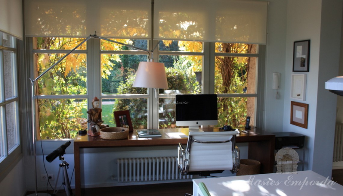 Detalle de esta suite con despacho con vistas al castillo de Foixà
