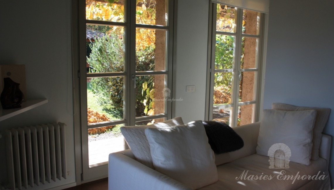 Sofa del suite y la salida al jardin directamente