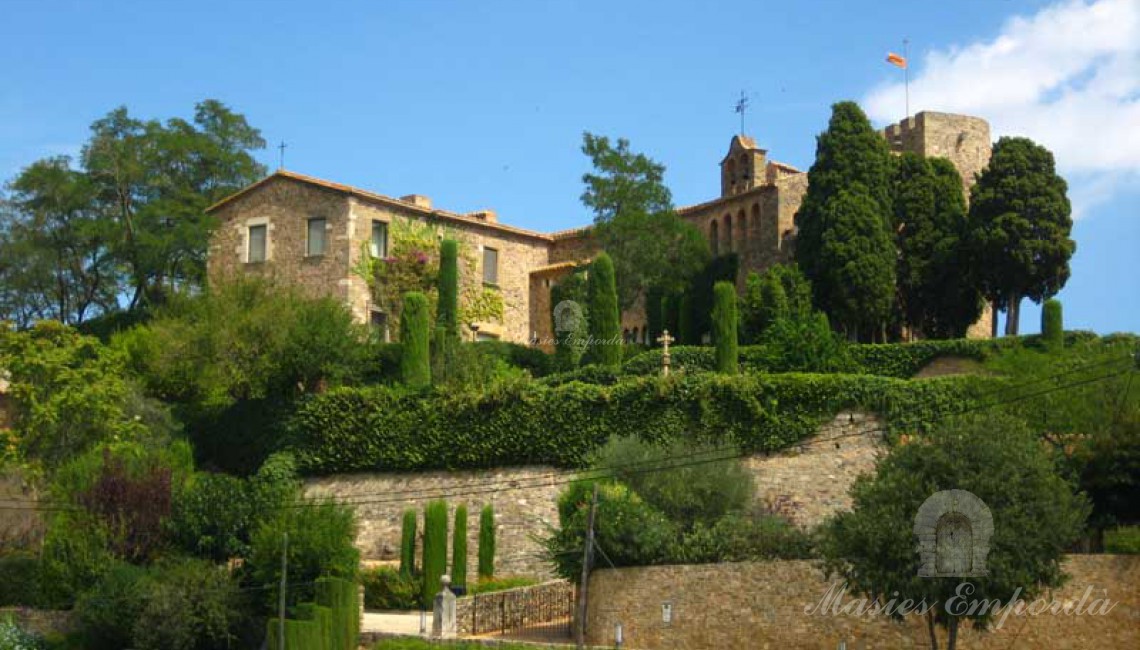 Vista de castillo de Foixá en el Baix Empordà y parte de la muralla fortificada y vista del jardín que lo rodea la propiedad