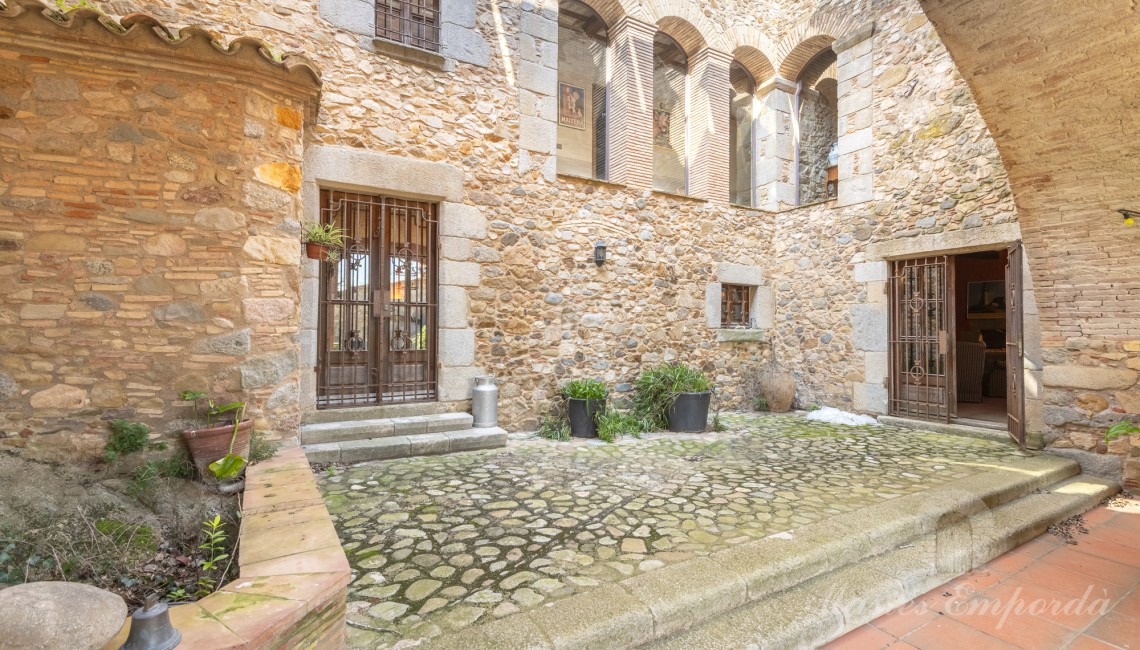 Farmhouse’s inner courtyard 