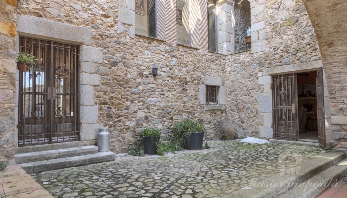 Farmhouse’s inner courtyard 