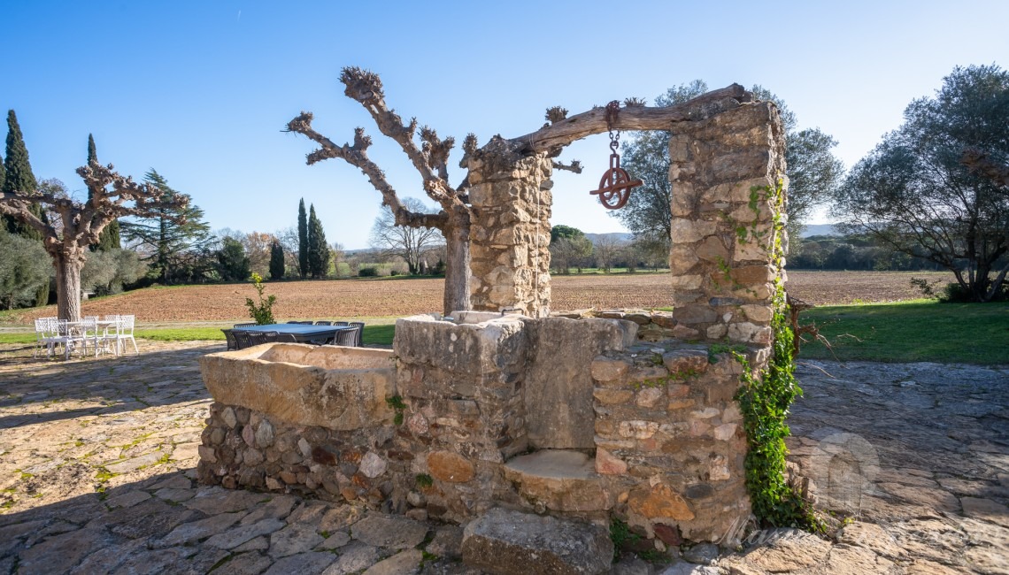 Pozo terraza frontal de la masía 