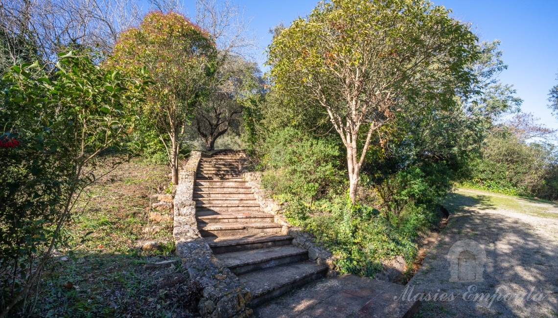 Escalera de acceso a la zona de la piscina 