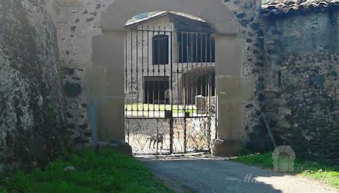 Entrada arcada al recinto fortificado de la casa 