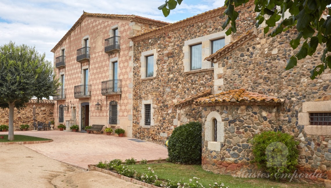 Vista de la fachada principal de la masía 