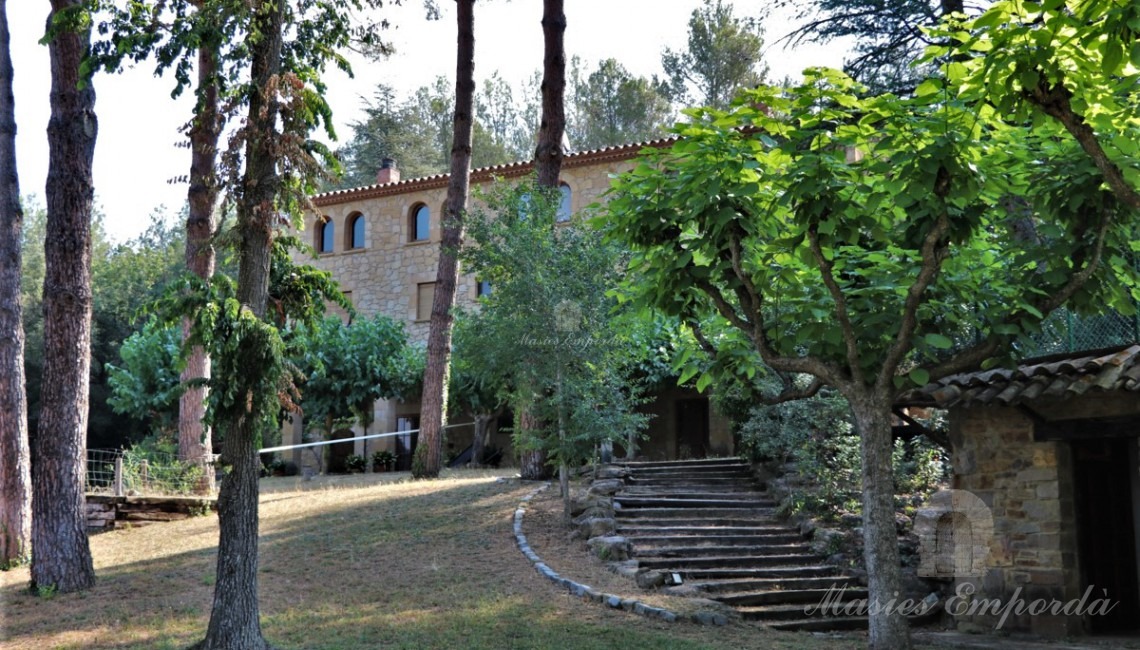 View of the entrance from the garden to the farmhouse