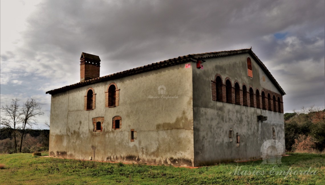 Vista lateral de la masía  