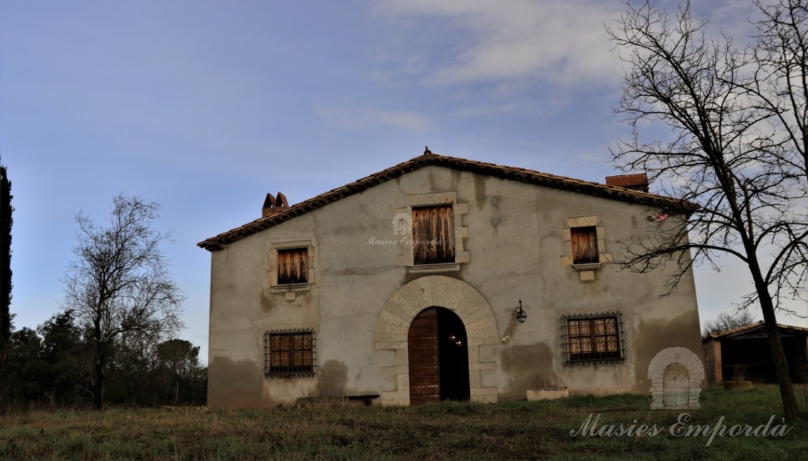 Vista de la fachada de la masía  