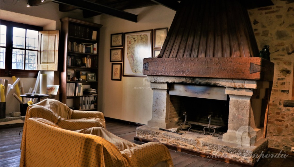 Detalle de la chimenea del salón 