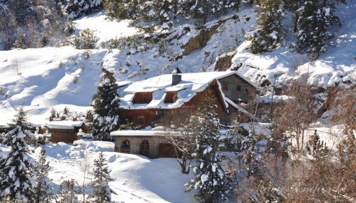 Vista de la casa en invierno con una nevada importante