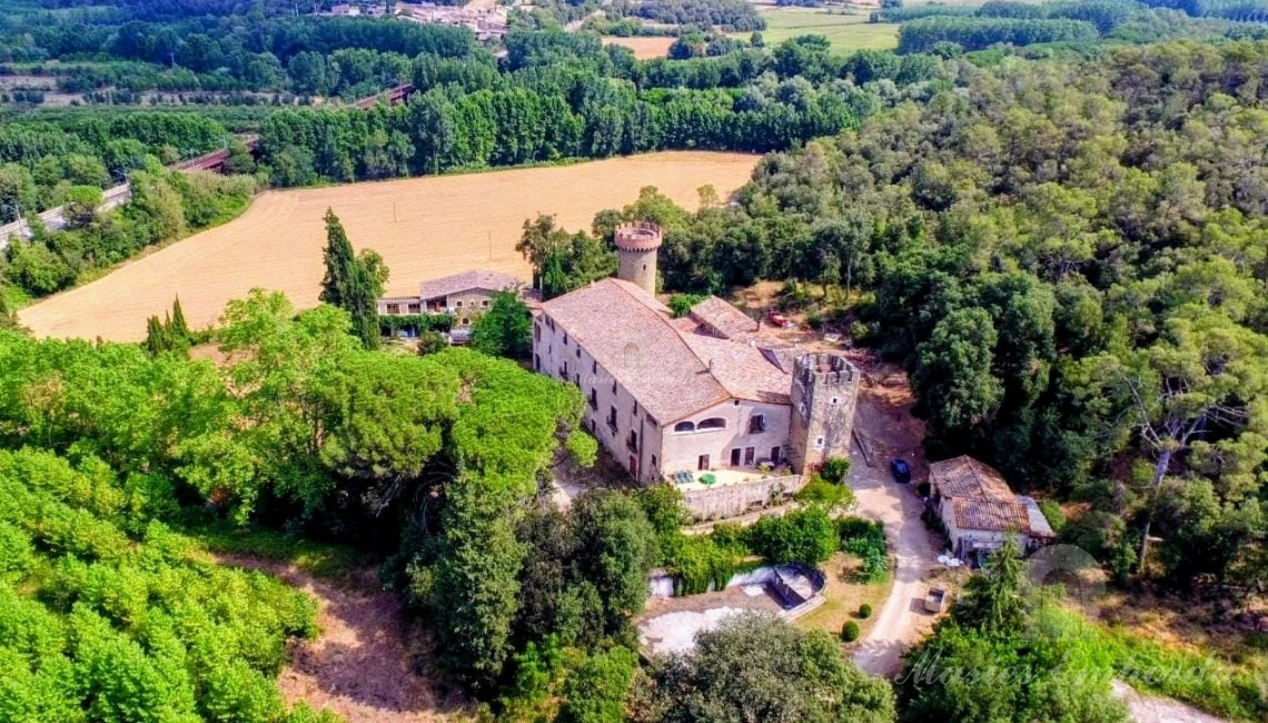 Vista aérea conjunto constructivo y terreno con balsa y bosque