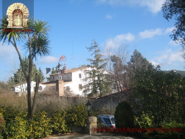 Vista de la masía y construcciones anexas que conforman un patio interior a modo de muralla defensiva 