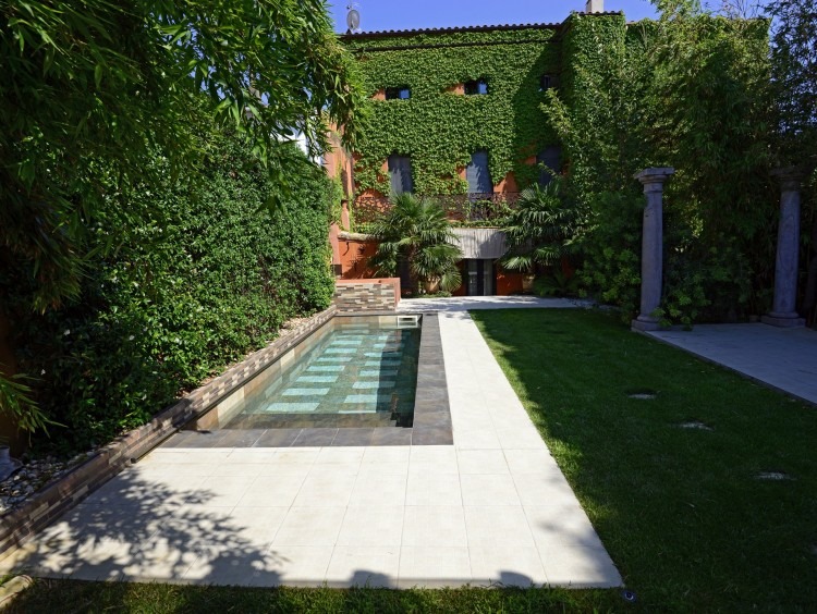 Views of the garden, pool and facade of the house