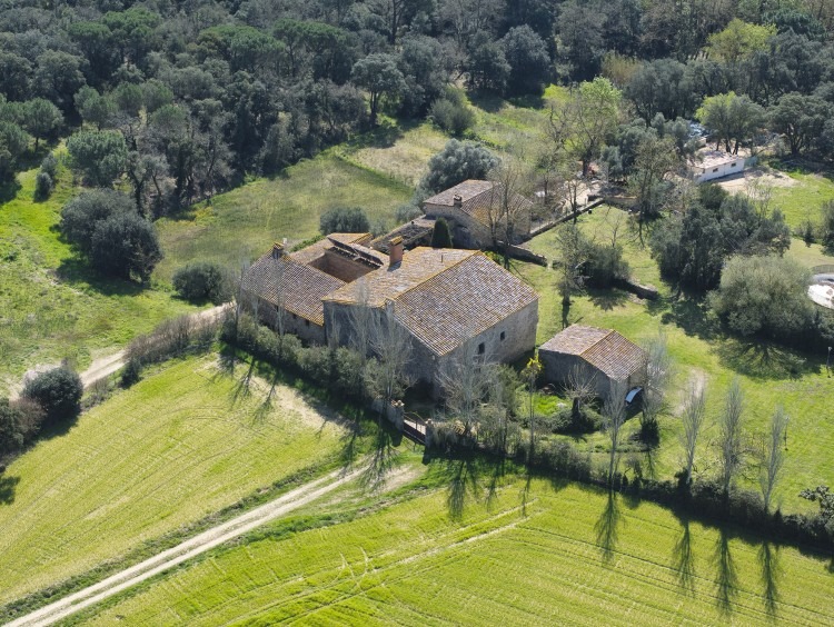 Bird’s-eye view of the property’s façade 